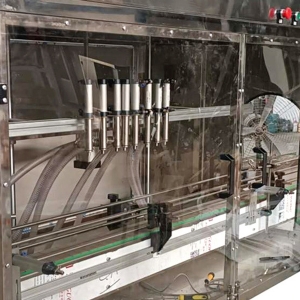 8頭直線式，小型灌裝機生產